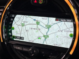 ●純正ナビ:一体感のあるナビは、高級感ある車内を演出してくれます。オーディオ機能も充実しておりますので、運転もより楽しめます♪