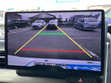 後方の様子を画面で確認しながら駐車をサポート。目安となるガイドラインも表示され、車庫入れや駐車時に周囲の状況を確かめやすい便利な装備です。