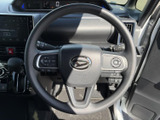 握りやすいステアリングで、運転操作を快適にします。オーディオやハンズフリー通話のスイッチも操作しやすい位置に配置されています。