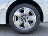 BMWならではの卓越した走りを支えるホイールと足回りです!日本車の走りに慣れている方にもぜひ体感して頂きたいほど、高いレベルでまとまっています!純正16インチアルミホイール。