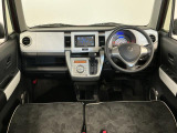 【インパネ】運転のしやすさを最優先に設計された見晴らしの良いフロントビュー。車両間隔が掴みやすく狭い道でも安心♪「安全」と「品質」を最優先に、安心してお乗りいただけるクルマを提供いたします。