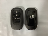 スマートキーを装備しています。鍵を差し込むことなくドアロックの開け閉めと、スタートボタン操作でのエンジンスタートができます。ボタン操作でトランクが開けられる電動テールゲートのボタンもついています。