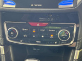 【左右独立型フルオートエアコン】運転席と助手席でそれぞれお好みの温度に設定可能。同乗者にも配慮した、快適な空調をお届け致します。運転席シート廻りは使用感も少なく、良好な状態となっています。丁寧に使われ