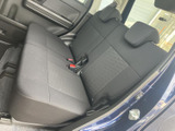 後席は座面の広がりと左右のヘッドレストが確認でき、落ち着いた色合いでまとまっています。窓から明るさが届き、隣に座る方ともゆったり過ごしやすい室内空間です。