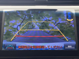 車両後方の映像にガイド線が重ねて表示され、駐車時に周囲の状況を確認する際に便利です。画面の案内と目視を併用でき、バックでの駐車をサポートします。