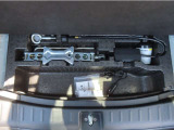 【車載工具】パンクなどのもしもの時に役立つ車載工具があります。ジャッキなどが装備されています。