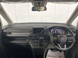 フロントガラスも広く、開放的な運転席周りとなっております♪