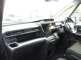 ★助手席周辺★ダッシュボードに収納量豊富なBOXがあり、いつもすっきりとした車内!ほしい場所にちょうど良い収納を備えています。大きなフロントガラスによって見晴らしも良く快適な座り心地となっております!
