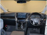 オシャレなインテリアで運転する気分も盛り上がりますよね^^