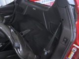 カーペットにはASSETTO FIORANO専用のアルカンターラ素材が採用され、足元までレーシーな質感が追求されています。