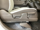 【前席】運転席にはシート高を調整できるハイトアジャスターが装備され、幅広いシートポジションの設定が可能になっております♪