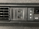 【USBポート】USBポートも装備されています!スマートフォンのオーディオに連携も可能です。今や欠かせない装備の一つです!そして、充電用は急速充電に対応しているtype-Cとなっています♪