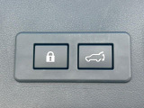【パワーバックドア】スマートキーや運転席のボタンを押すだけでリアゲートが自動で開閉します!荷物を持っている時や、高い位置にあるバックドアを閉める際に便利な機能です♪