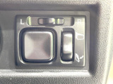 【電動格納ミラー】サイドミラーは電動格納式となっており、狭い駐車場でもキズがつくリスクを抑えられます。