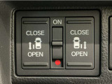 【両側パワースライドドア】両側がパワースライドドアになっており、運転席のスイッチやスマートキーでも開閉が可能です!開口部も広いので乗り降りも楽々♪
