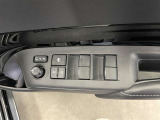 パワーウィンドウスイッチで運転席から全席の窓の開閉ができます♪