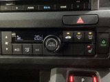 セレクトレバーの左上にオートエアコンがついてますので簡単操作で快適に過ごせます。運転席にはシートヒータースイッチ内蔵で温度設定ができます。