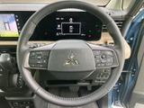 手元に複数のスイッチが配置され、運転姿勢を保ちながら各種機能へアクセスしやすい設計です。表示やボタンの位置も見分けやすく、日常の操作をサポートします。