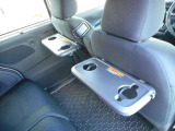 運転席と助手席後ろにシートバックテーブルが付いています。