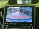 後方の映像にガイドラインが表示され、駐車時に周囲の位置関係を確認する目安になります。車庫入れや狭い場所での後退をサポートする、日常で頼れる便利な装備です。