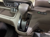 インパネシフトだから視線の移動も少なく足元もスッキリ♪運転席もゆったりしているのでゆとりを持ってドライブできますね!