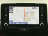 画面上で現在地周辺の道路や施設を確認でき、目的地設定にも活用できます。表示切替などの案内もまとまり、初めての道へ向かう際のルート確認をサポートします。