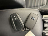 ドアの開閉時、両手が荷物で塞がっている時はキーレスでのカギの解除が大変ですよね。スマートキーはポケットやバッグに入れておけば、ノブに触れただけでロックの解除が可能です。とても便利な機能です。