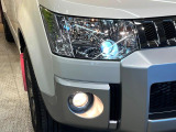 【LEDヘッドライト】悪天候や夜間走行時も良好な視界を確保し安心して運転できる高輝度LEDヘッドライトを装備!点灯速度が早く、消費電力も抑えられています。