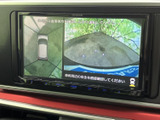 後方の映像に加えて車両周囲を確認できる表示があり、駐車時の安全確認をサポートします。目視で周囲も確かめながら、狭い場所での切り返しにお役立てください。