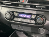【オートエアコン】一度お好みの温度に設定すれば、車内の温度を検知し風量や温度を自動で調整。暑い&hellip;寒い&hellip;と何度もスイッチ操作をする必要はありません。快適な車内空間には必須の機能ですね♪