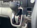 インパネシフトだから視線の移動も少なく足元もスッキリ♪運転席もゆったりしているのでゆとりを持ってドライブできますね!