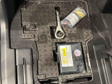 助手席足元下にはパンク修理キットが収納してあります