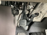 パーキングブレーキはフット式なので運転席と助手席の間はすっきり、移動も楽々です。さっと手が届く位置にATセレクトレバーやエアコンスイッチなどがあり操作性に優れています