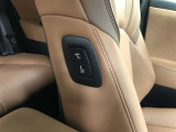 助手席は4ウェイパワーシートです。前後スライド、リクライニングの各調整を無段階に電動で行えます。助手席肩口には、運転席から操作できるスイッチを設置しています。