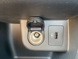 【エアコンパネル下】12V電源・USB タイフA