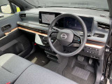 前席周辺です。ガラスエリアが広く運転もしやすく、見晴らしのいい運転席です。