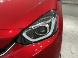 LEDヘッドライトは、点灯の瞬間から最大光量を発揮し、突然暗くなるトンネルなどでの安定感を高めます。