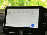 タッチ画面に検索欄やメニューが並び、目的に合わせて項目を選びやすい構成です。ナビ操作に加え、オーディオなどの機能へも画面からアクセスでき、日常の移動を便利に支えます。