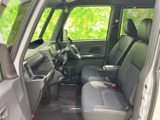 前席は見晴らしのよい運転席まわりと、座りやすい形状のシートが魅力です。明るさを感じる窓の広さもあり、日々の移動を快適に過ごせる空間です。