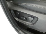 パワーシート搭載。微妙な調整が手軽にでき、最適なポジションで運転することが可能です。