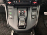 【電子パーキングブレーキ】電子制御のパーキングブレーキと、信号待ちや渋滞に便利なオートブレーキホールドを装備しております。ブレーキペダルから足を離しても自動的に停車状態を保持してくれる便利な機能です