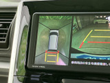 後方の映像に加え、車両周辺を上から見た表示も確認できる画面です。駐車時の後方確認を補助し、ガイド線も目安として活用できるため、車庫入れの際に便利です。