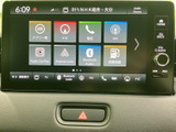 画面にはナビや電話、FM、オーディオなどの項目が並び、目的に応じた機能を選びやすい構成です。文字とアイコンが見分けやすく、ホーム画面から必要なメニューへ確認しやすい装備です。