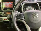 ステアリングにはオーディオや表示に関するスイッチが配置され、運転姿勢を保ったまま手元で機能を選べます。メーターも見渡しやすく、日常の運転を支える使いやすい装備です。