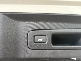 パワーテールゲートを装備!スイッチ操作でテールゲートを自動開閉できるため、大きく重たいテールゲートもラクラク操作。荷物の積み降ろしや、お買い物・レジャーなど日常のさまざまな場面で活躍します。