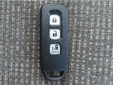 【スマートキー装備】キーを携帯していれば、前席のドアハンドルを握るだけでドアが解錠します。