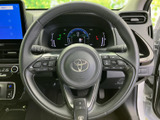 ステアリングには複数のスイッチが配置され、手元で車内の各種機能にアクセスできます。メーターを見ながら操作しやすく、運転中に視線を大きく移さず使える点も日常で便利なポイントです。
