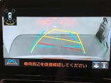 【バックガイドモニター】後方の映像をナビ画面に表示するだけでなく、ステアリング操作に連動して動くガイド線も同時に表示!予想進路の確認をしながら後退できるので便利です!