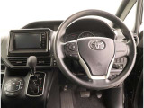 運転席から各種ボタンの操作がしやすいように設計されたデザイン。シンプルなつくりなので、運転が苦手な方も安心して運転することができます。
