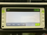 FMやAM、テレビなどの選択項目が画面下部に並び、使いたい音源を見つけやすい表示です。画面表示とボタンで確認しながら、日常の移動に合わせて活用できます。